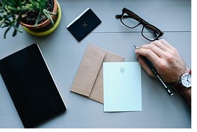 אבחון גרפולוגי למועמד שמרכיב משקפיים