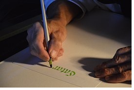 כותב ביד שמאל או בימין?